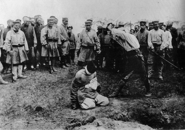 日本兵が中国人を斬首する。