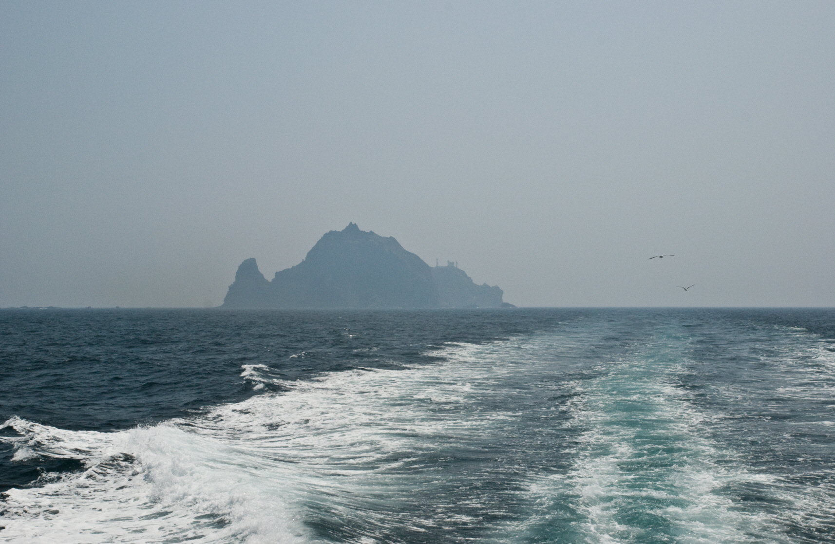 A picture of Korea's Dokdo Island on a hazy day 독도 獨島 竹島 たけしま