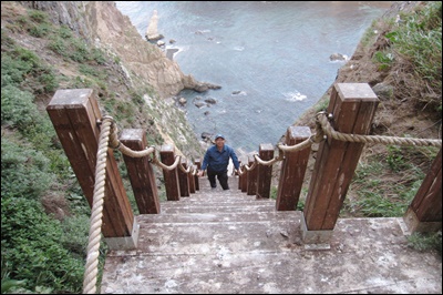 Mr Jin Seong halfway up Dokdo's West Islet looking up 獨島 竹島
