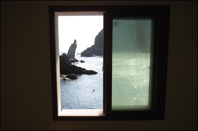 竹島 たけしま 獨島 독도 the view of Dokdo from Mr Kim Seong Do's window
