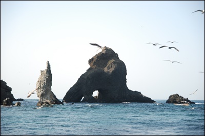 Dokdo's Hole Rock as seen from the East Islet  liancourt 독도 たけしま