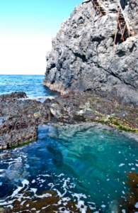 Aquamarine coloured tidal pool on Dokdo 竹島 たけしま 獨島 독도