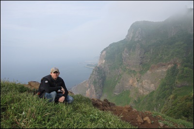 Dokdo-takeshima.com team member Ryan Saley foolishly risks his life for this photo op on the treacherous cliffs near Hyangmok Rock
